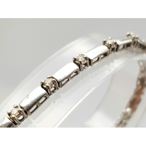 661 - A 9K WHITE GOLD BRACELET WITH 1ct OF DIAMONDS .    7.3gms    18cms             16557