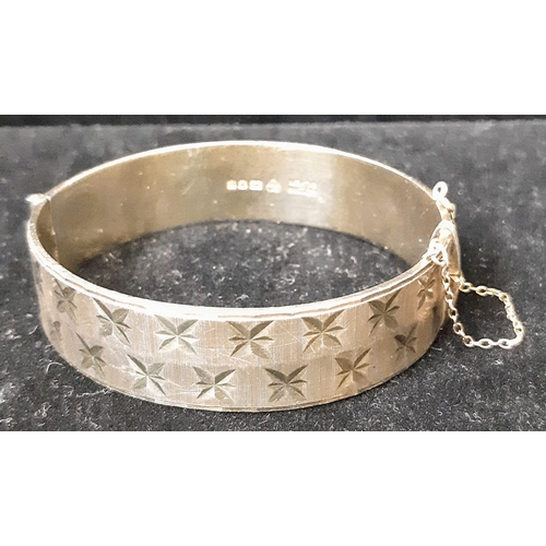 940 - A Vintage 22K Gold Plated Sterling Silver Bangle. Geometric star decoration. Clip works well. 16mm w... 