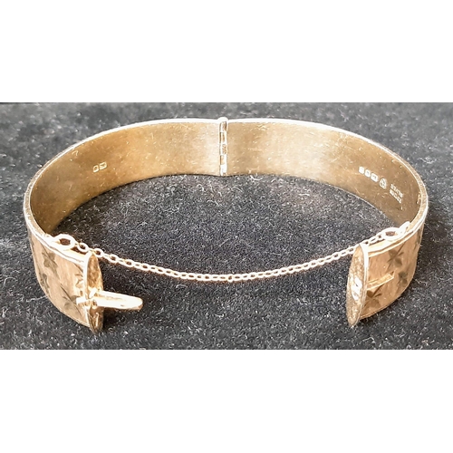 940 - A Vintage 22K Gold Plated Sterling Silver Bangle. Geometric star decoration. Clip works well. 16mm w... 