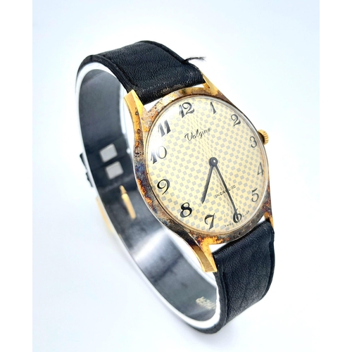 585 - A Vintage Valgine Mechanical Gents Watch. Black leather strap. Gilded stainless steel case - 34mm. C... 