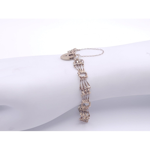 669 - A VERY CUTE MINITURE 9K GOLD GATE BRACELET WITH 
 HEART PADLOCK AND SAFETY CHAIN .  3.8gms    17cms