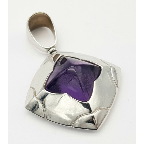 702 - An 18K White Gold Bulgari Pyramid Amethyst Pendant. 5cm.
15.5g total weight. Ref: 016532