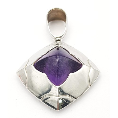 702 - An 18K White Gold Bulgari Pyramid Amethyst Pendant. 5cm.
15.5g total weight. Ref: 016532