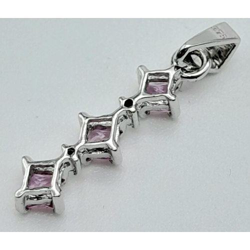 423 - 9K WHITE GOLD DIAMOND & PINK SAPPHIRE DROP PENDANT.
WEIGHT: 0.6G

SC 5013