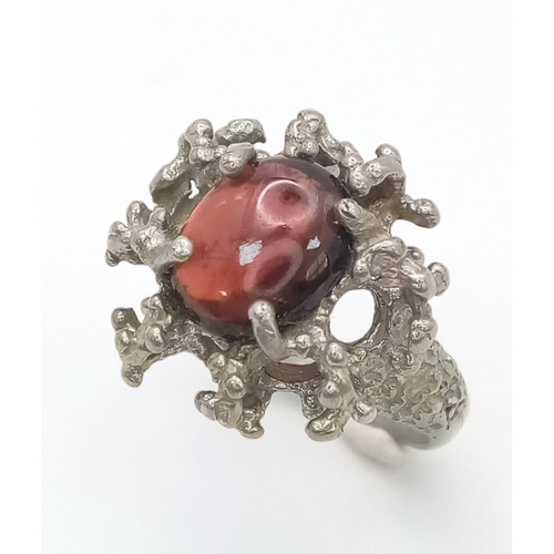 85 - A vintage cabochon garnet stone set silver ring, weight 5.4g and size M