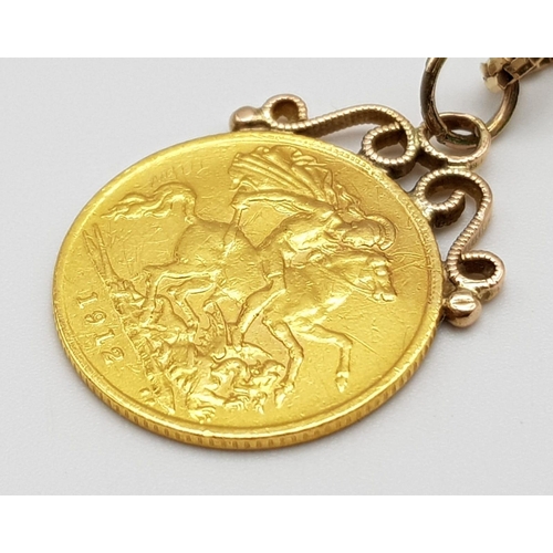 866 - A 22K GOLD HALF SOVEREIGN MOUNTED IN 9K GOLD AND ON A 60cms 9K GOLD BOXLINK CHAIN  .    10.4gms