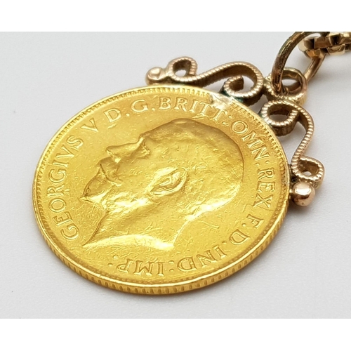 866 - A 22K GOLD HALF SOVEREIGN MOUNTED IN 9K GOLD AND ON A 60cms 9K GOLD BOXLINK CHAIN  .    10.4gms