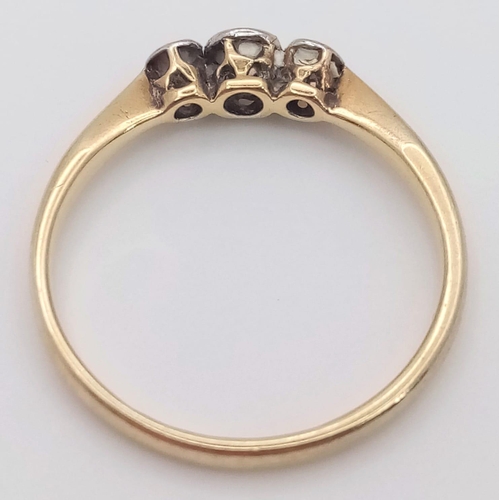 275 - An antique 18 K yellow gold ring with a trilogy of old cut diamonds. Size: M, weight: 1.9 g.