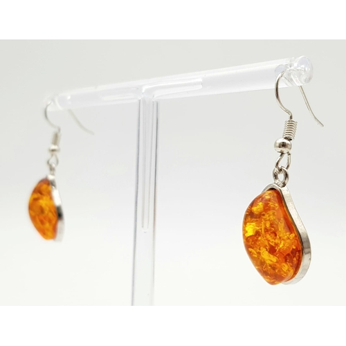 284 - An amber bracelet with matching earrings set in a presentation box, bracelet length: 20 cm, earrings... 