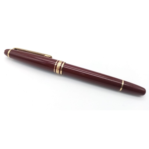 439 - A MONT BLANC MEISTERSTUCK CLASSIC BORDEAUX COLOUR FOUNTAIN PEN, WITH 14K YELLOW GOLD PEN NIB, IN GOO... 