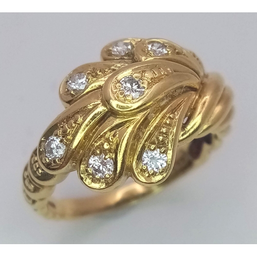 81 - An 18 K yellow gold ring with an unusual design and eight good quality round cut diamonds. Size: O, ... 