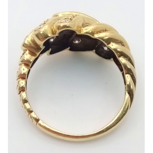 81 - An 18 K yellow gold ring with an unusual design and eight good quality round cut diamonds. Size: O, ... 