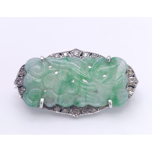 554 - AN ART DECO JADE AND DIAMOND BROOCH SET IN PLATINUM .   6.7gms    3.5cms       15098