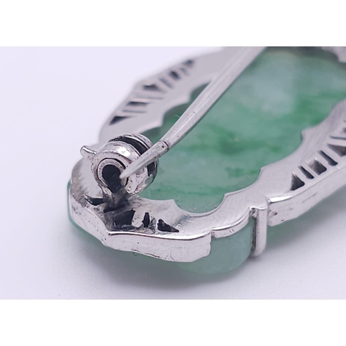 554 - AN ART DECO JADE AND DIAMOND BROOCH SET IN PLATINUM .   6.7gms    3.5cms       15098