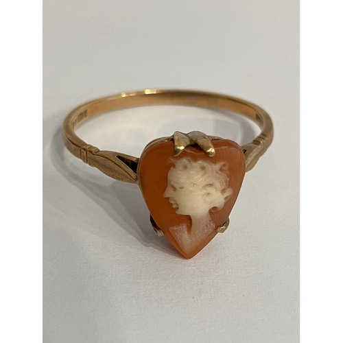 350 - Interesting 9 carat GOLD CAMEO RING. Having an unusual heart shape design. Fully hallmarked. Complet... 