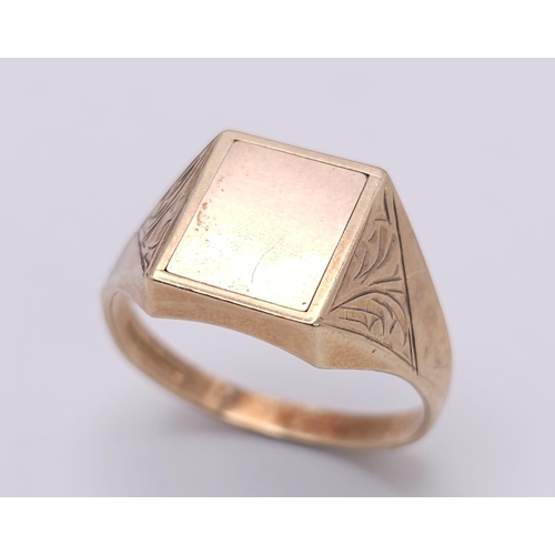 11 - A GENTS 9K GOLD SIGNET RING WITH A HIDDEN MASONIC SYMBOL ON THE REVERSE, ENGRAVED PATTERN SHOULDERS ... 