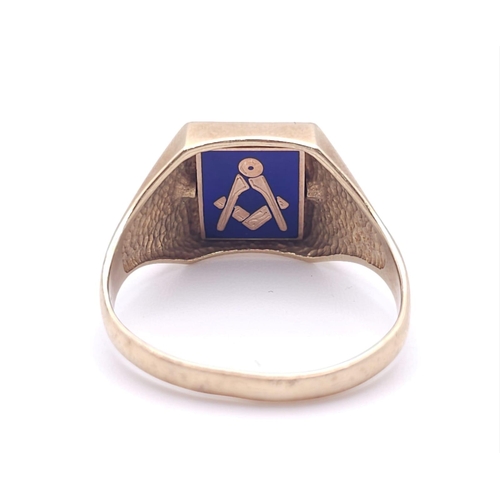 11 - A GENTS 9K GOLD SIGNET RING WITH A HIDDEN MASONIC SYMBOL ON THE REVERSE, ENGRAVED PATTERN SHOULDERS ... 