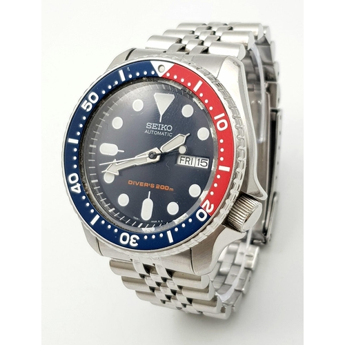 297 - A Seiko 5 Divers 200M Automatic Gents Watch. Stainless steel bracelet and case - 42mm. Blue dial wit... 