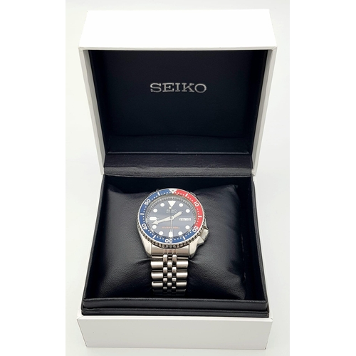 297 - A Seiko 5 Divers 200M Automatic Gents Watch. Stainless steel bracelet and case - 42mm. Blue dial wit... 