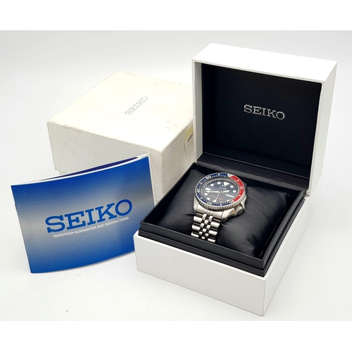 297 - A Seiko 5 Divers 200M Automatic Gents Watch. Stainless steel bracelet and case - 42mm. Blue dial wit... 