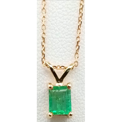 337 - An 18K Yellow Gold Emerald Pendant on an 18K Yellow Gold Disappearing Necklace. 10mm - pendant. 42cm... 