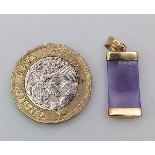 1147 - A 9K Yellow Gold and Lavender Jade Pendant. Calligraphy decoration. 3cm. 1.62g weight.