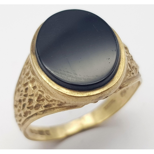 1096 - A GENTS SIGNET RING WITH BLACK ONYX STONE AND BARKED SHOULDERS .  4.4gms   size Q