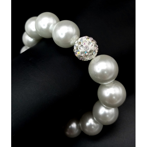 1367 - A South Sea White Pearl Shell Expandable Beaded Bracelet.