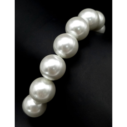 1367 - A South Sea White Pearl Shell Expandable Beaded Bracelet.