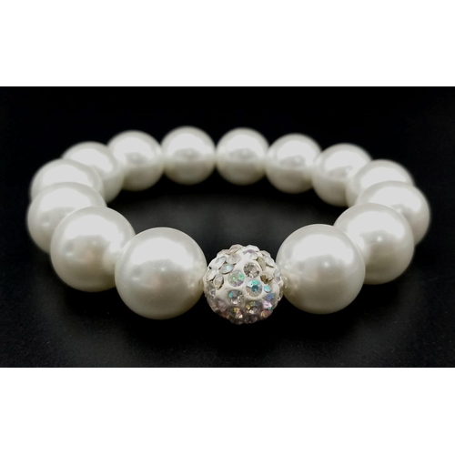 1367 - A South Sea White Pearl Shell Expandable Beaded Bracelet.