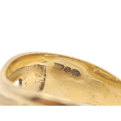 1353 - A fancy, 9 K yellow gold ring with a Greek key, pierced design, in a wavy outline. Ring size: p, wei... 