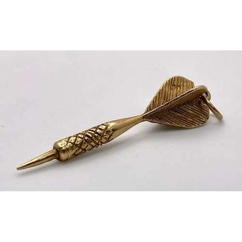 1332 - A 9K yellow gold large dart pendant 4.5cm, 4g

ref: SH1359I