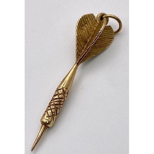 1332 - A 9K yellow gold large dart pendant 4.5cm, 4g

ref: SH1359I