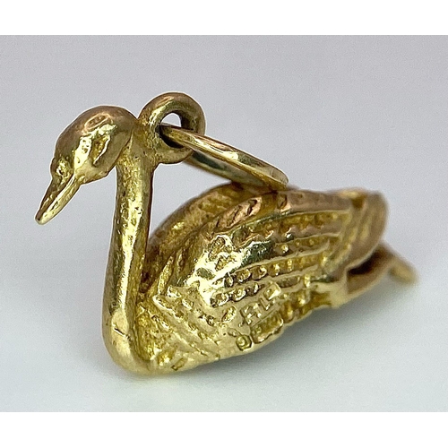 1145 - A 9K YELLOW GOLD SWAN CHARM. TOTAL WEIGHT 1.8G