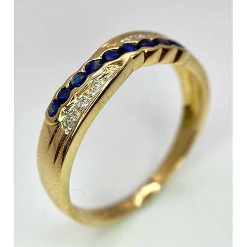 1072 - 18K YELLOW GOLD DIAMOND & BLUE STONE (BELIEVED TO BE SAPPHIRE) TWISTED BAND RING, 2.8G, SIZE O, REF ... 