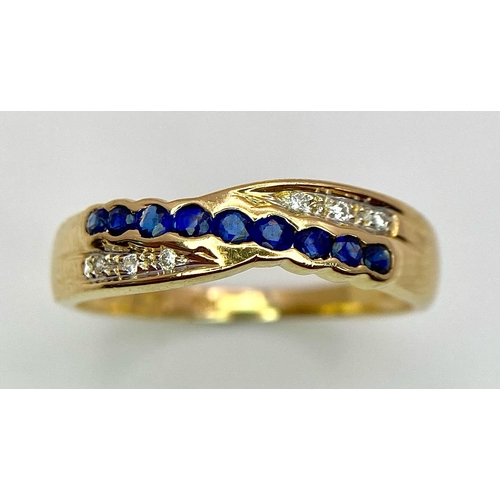 1072 - 18K YELLOW GOLD DIAMOND & BLUE STONE (BELIEVED TO BE SAPPHIRE) TWISTED BAND RING, 2.8G, SIZE O, REF ... 