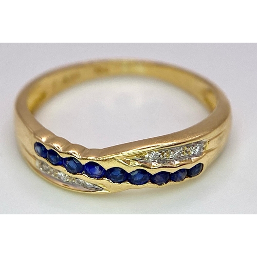 1072 - 18K YELLOW GOLD DIAMOND & BLUE STONE (BELIEVED TO BE SAPPHIRE) TWISTED BAND RING, 2.8G, SIZE O, REF ... 