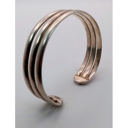 853 - AN ATTRACTIVE STERLING SILVER 3 ROW BANGLE, WEIGHT 23.4G