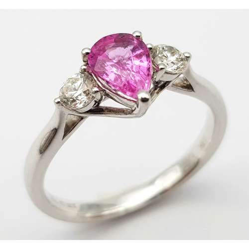 89 - A PRETTY 18K WHITE GOLD DIAMOND & PINK SAPPHIRE 3 STONE SET RING, WITH 1CT PEAR SHAPE PINK SAPPHIRE ... 