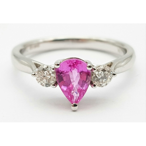 89 - A PRETTY 18K WHITE GOLD DIAMOND & PINK SAPPHIRE 3 STONE SET RING, WITH 1CT PEAR SHAPE PINK SAPPHIRE ... 