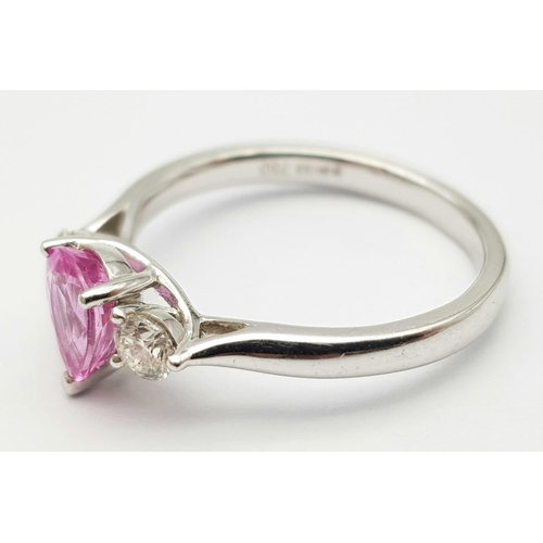 89 - A PRETTY 18K WHITE GOLD DIAMOND & PINK SAPPHIRE 3 STONE SET RING, WITH 1CT PEAR SHAPE PINK SAPPHIRE ... 