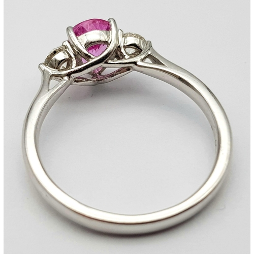 89 - A PRETTY 18K WHITE GOLD DIAMOND & PINK SAPPHIRE 3 STONE SET RING, WITH 1CT PEAR SHAPE PINK SAPPHIRE ... 