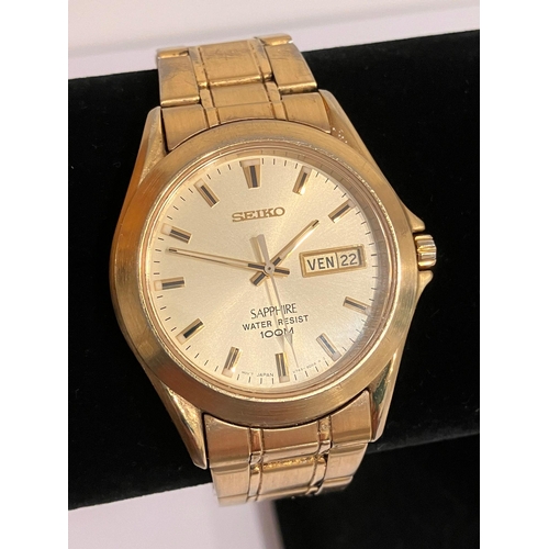 989 - Gentlemans SEIKO SAPPHIRE WRISTWATCH. Day/Date model finished in gold tone. Quartz movement. Full wo... 