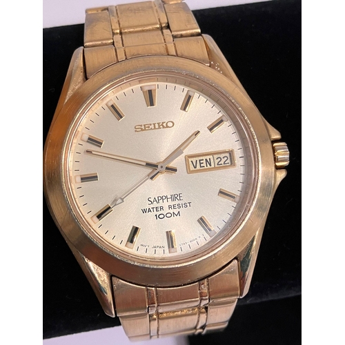 989 - Gentlemans SEIKO SAPPHIRE WRISTWATCH. Day/Date model finished in gold tone. Quartz movement. Full wo... 