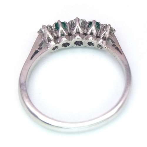 194 - 18K WHITE GOLD DIAMOND & EMERALD 5 STONE SET RING, APPROX 0.40CT DIAMONDS. WEIGHT 3G SIZE N