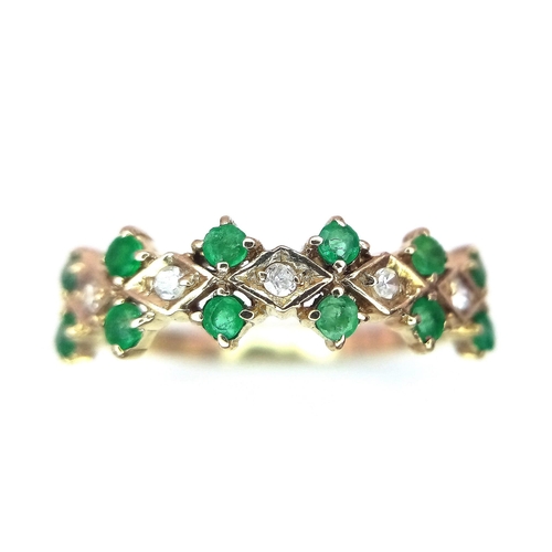 474 - A PRETTY 9K YELOW GOLD DIAMOND & EMERALD RING, WEIGHT 1.7G SIZE R