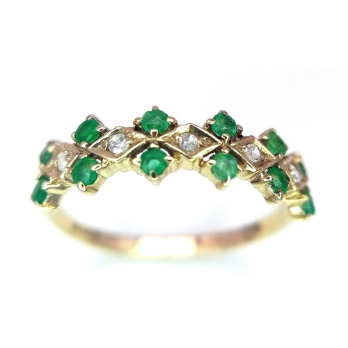 474 - A PRETTY 9K YELOW GOLD DIAMOND & EMERALD RING, WEIGHT 1.7G SIZE R