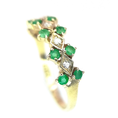 474 - A PRETTY 9K YELOW GOLD DIAMOND & EMERALD RING, WEIGHT 1.7G SIZE R