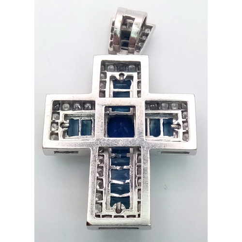 614 - An 18 K white gold cross with blue baguette cut sapphires and round cut cubic zirconia, Dimensions (... 