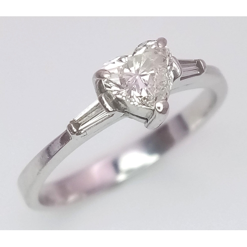 155 - An 18K White Gold and Diamond Solitaire Ring. A near white heart cut VS1 grade central diamond - 0.4... 